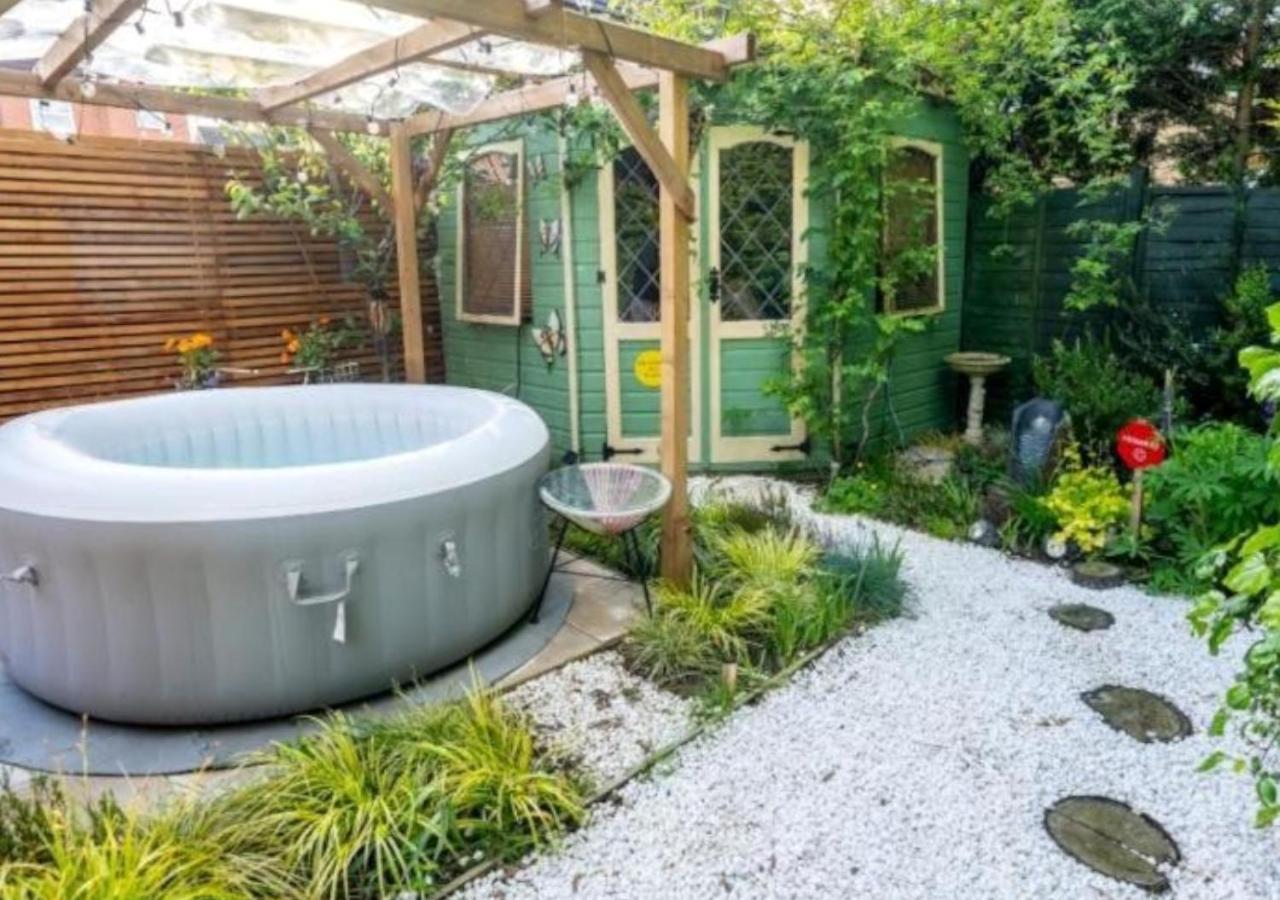 Cosy Garden Flat, Private Hot Tub & Four Poster Bed Lägenhet York Exteriör bild